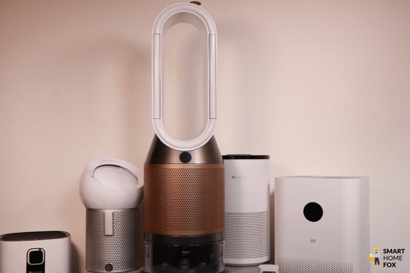 Verschiedene Luftreiniger stehen nebeneinander im Smart Home Fox Test und Vergleich